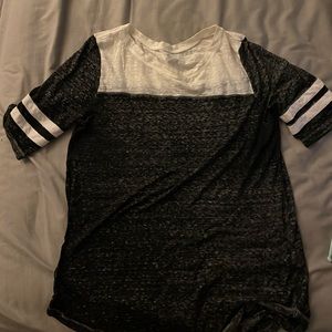 Medium sleeve black and white shirt